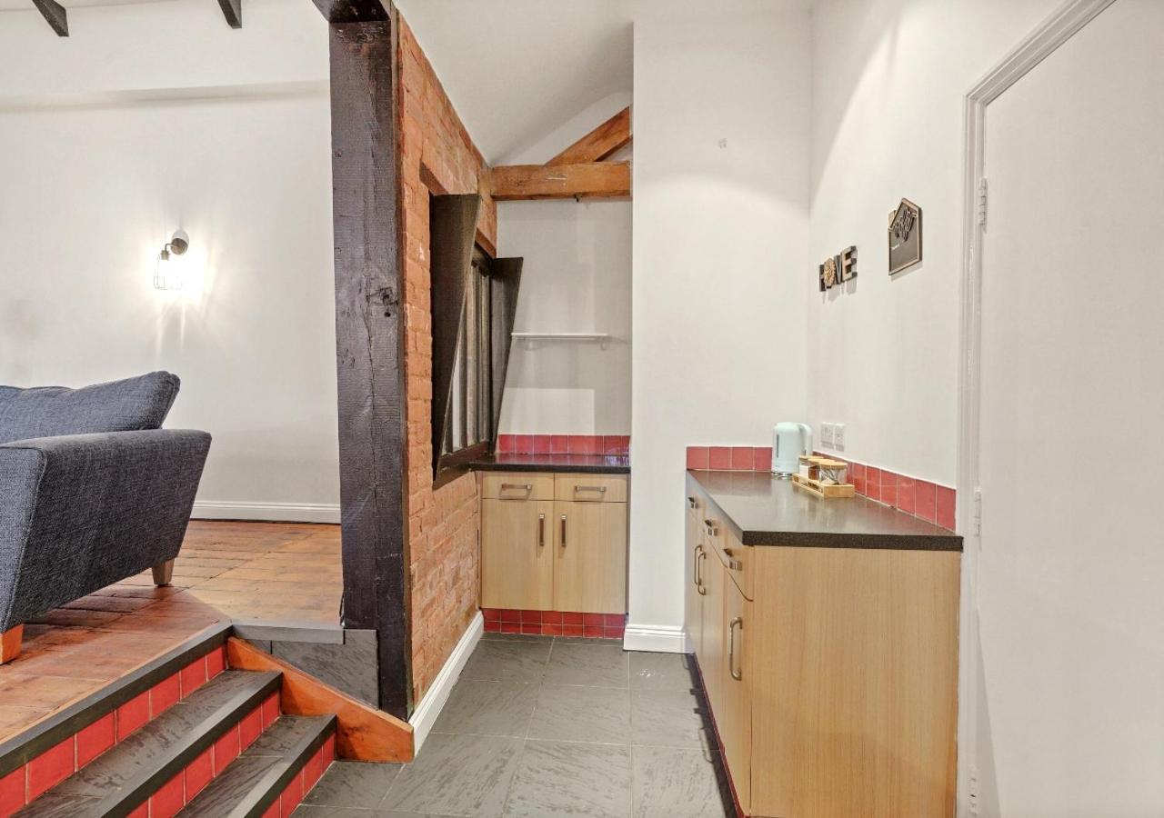 Parking, Heated Floors, Sleeps 4 Guests, Netflix Apartment Lincoln Bagian luar foto