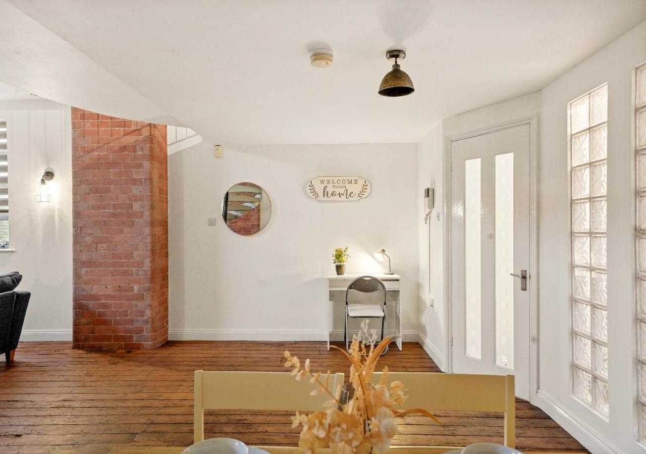 Parking, Heated Floors, Sleeps 4 Guests, Netflix Apartment Lincoln Bagian luar foto